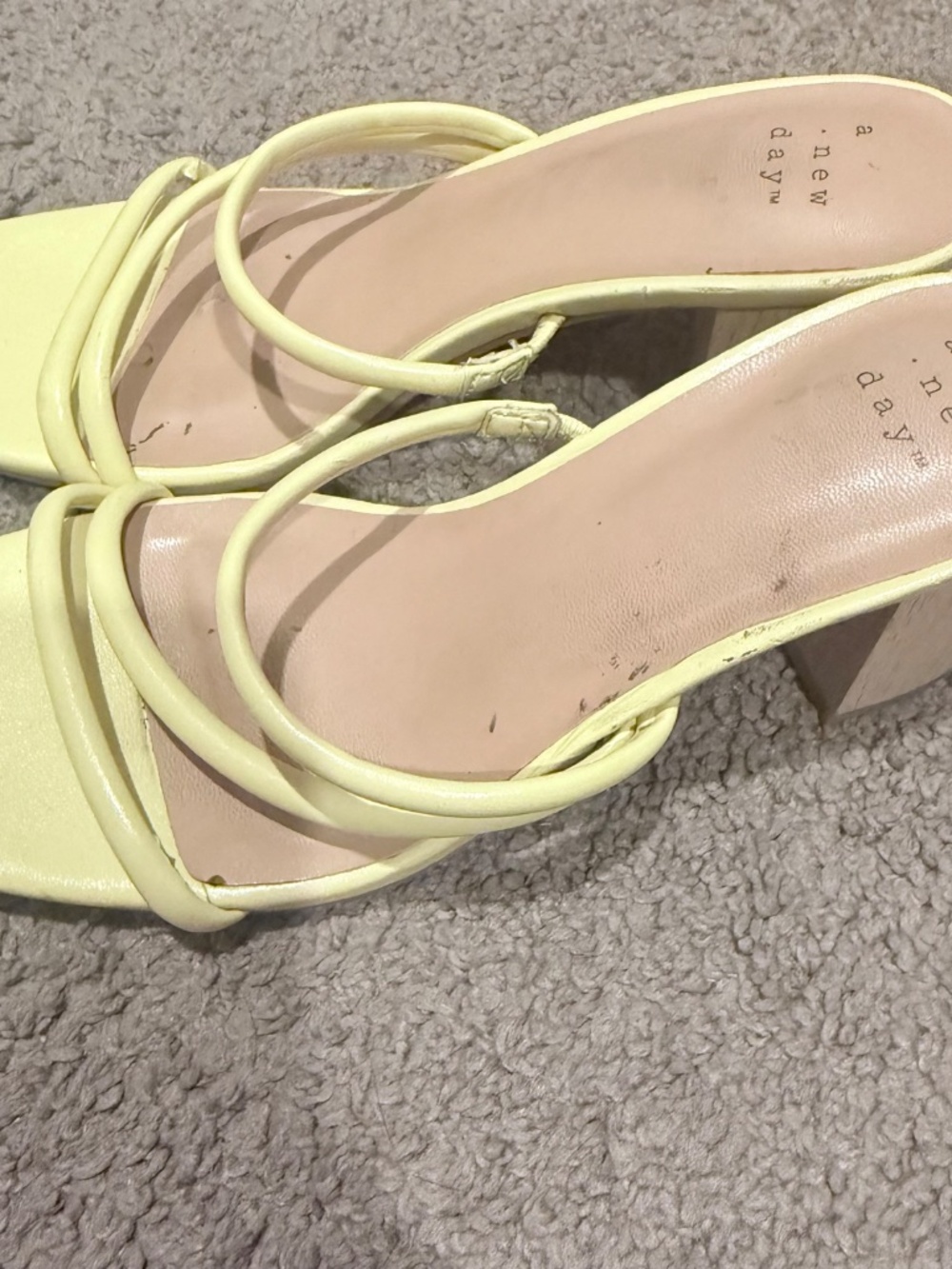 👠 - Picture 2 of 3